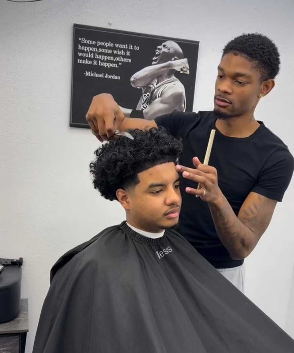 Stephen - 1K Cutz cutting hair